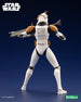 Gros plan sur le blaster et la main gantée du Commander Cody Kotobukiya