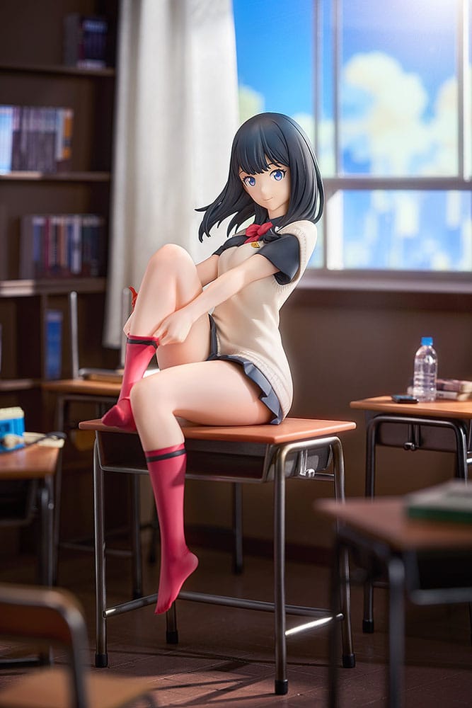 Gros plan sur les accessoires et les finitions de la statuette Rikka Takarada