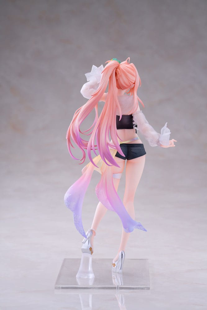 Riana illustration by Riichu, vue d'ensemble avec socle et pose dynamique.