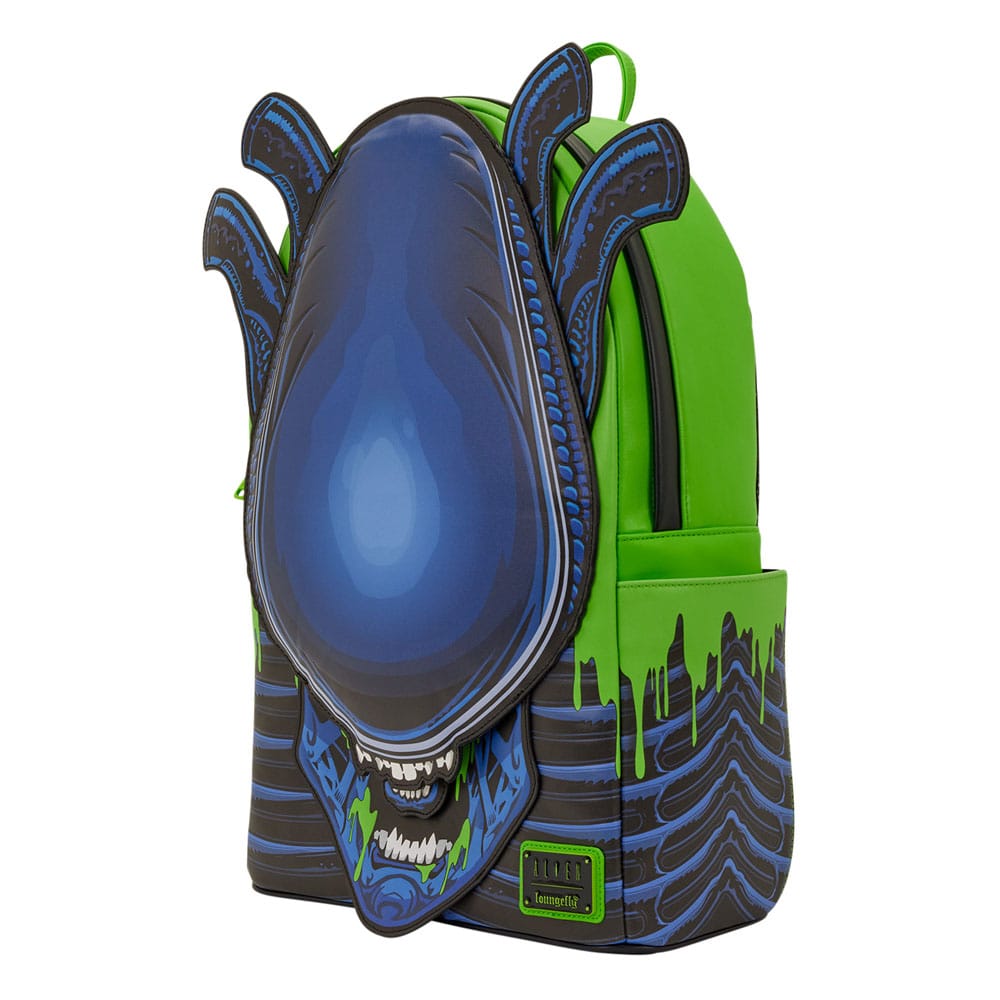 Sac à dos Alien Loungefly porté par un modèle, illustrant sa taille