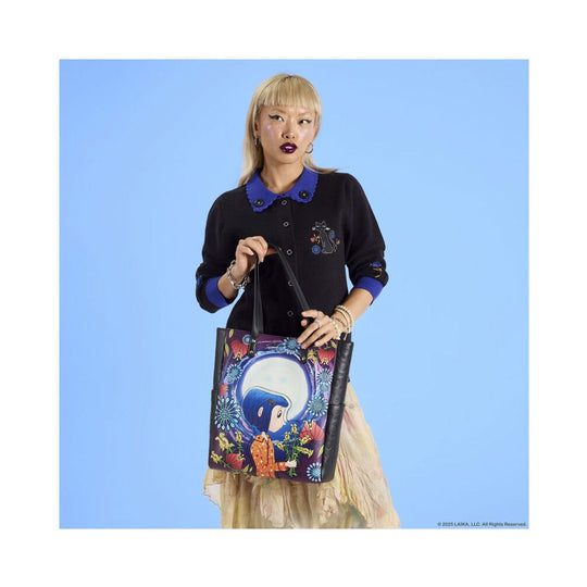 Cardigan Pixar Loungefly Chat Libellule déplié, montrant l'ensemble du design