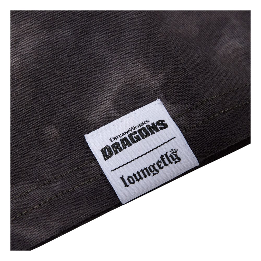 T-shirt Loungefly Dreamworks Dragons Krokmou porté par un modèle, vue latérale