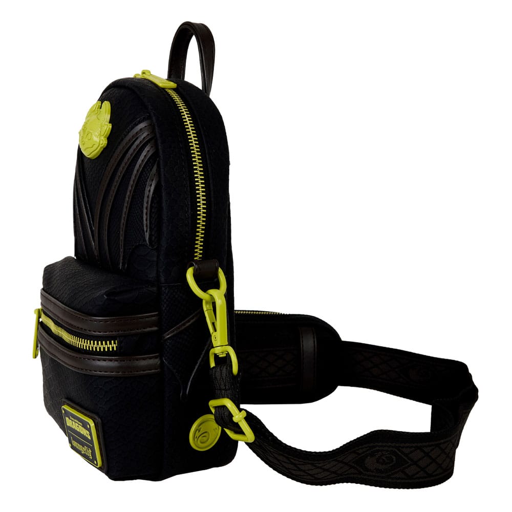 Détail du design Krokmou sur le sac bandoulière Loungefly en faux cuir