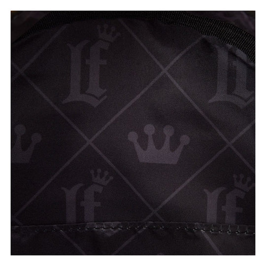 Gros plan sur les détails des motifs brodés et imprimés du sac à dos Loungefly Dia de los Muertos.