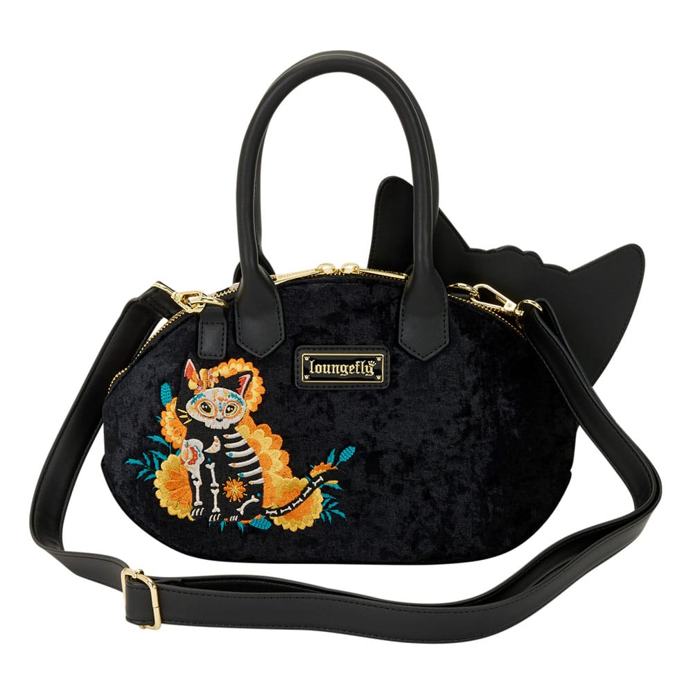 Sac Loungefly Dia de los Muertos porté à l'épaule, montrant sa taille et son style