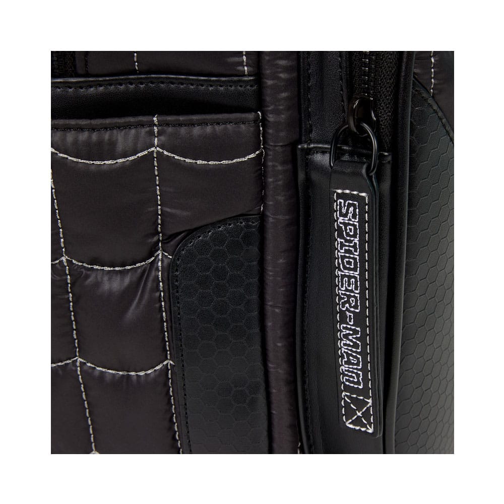 Vue latérale du sac à dos Spider-Man, montrant l'épaisseur et les poches