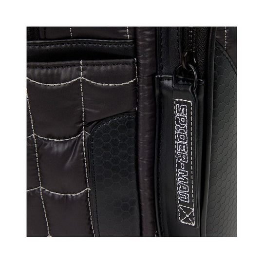 Vue latérale du sac à dos Spider-Man, montrant l'épaisseur et les poches