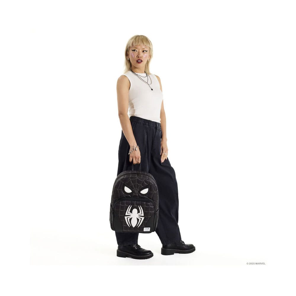 Sac à dos Loungefly Spider-Man posé, mettant en valeur sa texture nylon