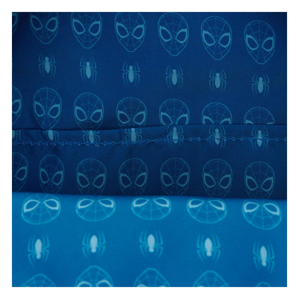 Mini sac à dos Loungefly Spider-Man porté par une personne, montrant la taille