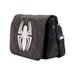 Sac Messenger Marvel Loungefly porté à l'épaule par un fan
