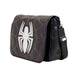 Sac Messenger Marvel Loungefly porté à l'épaule par un fan
