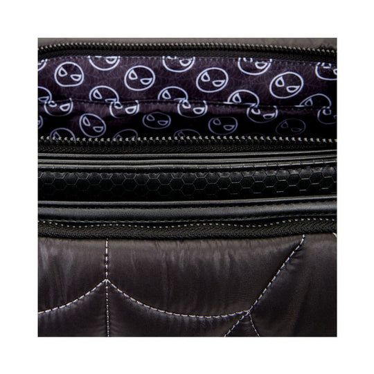 Fermeture éclair et détails de finition du sac Messenger Marvel