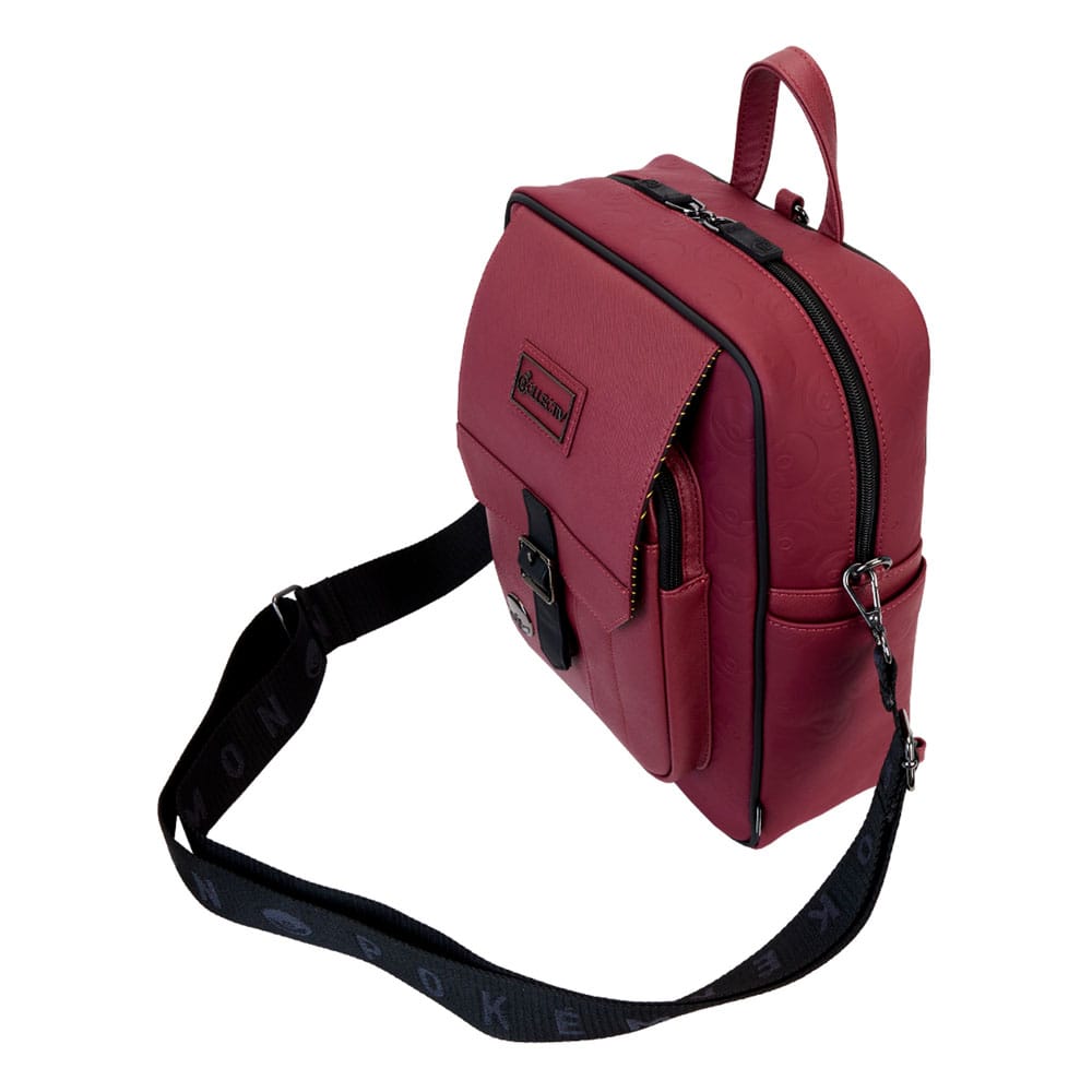 Sac bandoulière Loungefly Pokémon porté, vue latérale