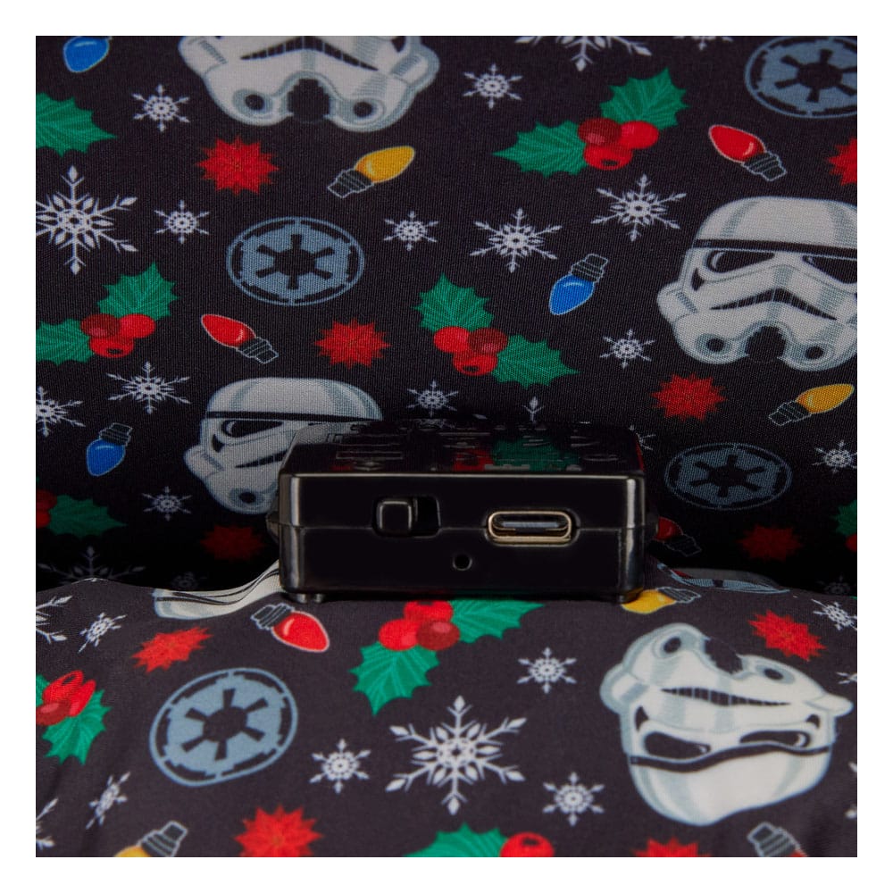 Détail du motif Stormtrooper festif sur le sac à dos Loungefly