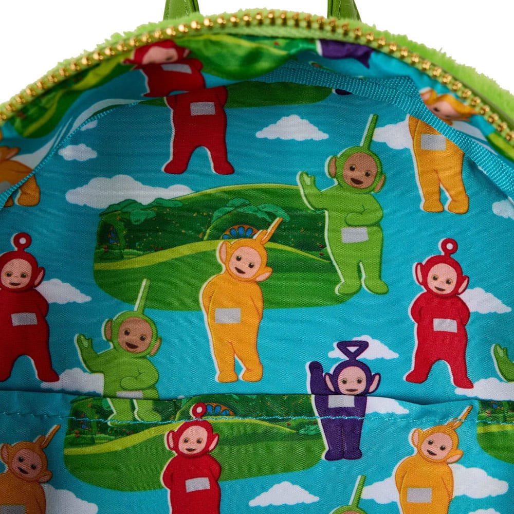 Mini sac à dos Loungefly Dipsy Teletubbies porté par une personne, illustrant la taille et le style