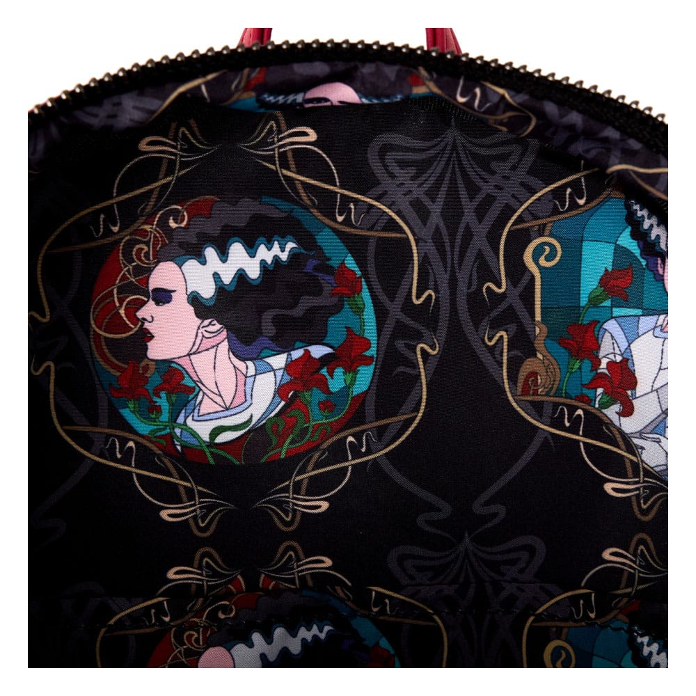 Mini sac à dos Loungefly Bride of Frankenstein Universal Monsters porté par une personne, montrant la taille réelle