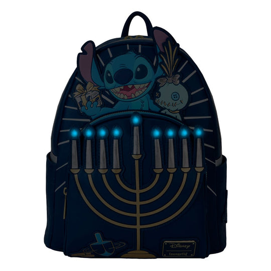 Détail du design Stitch avec Menorah sur le sac à dos Loungefly