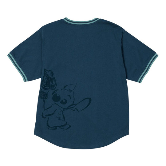 Détail du motif Stitch Sporty sur le T-shirt Loungefly en coton jersey