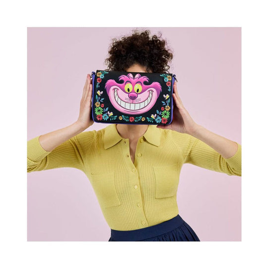 Détail du sourire et des rayures du Cheshire Cat sur le sac bandoulière Loungefly