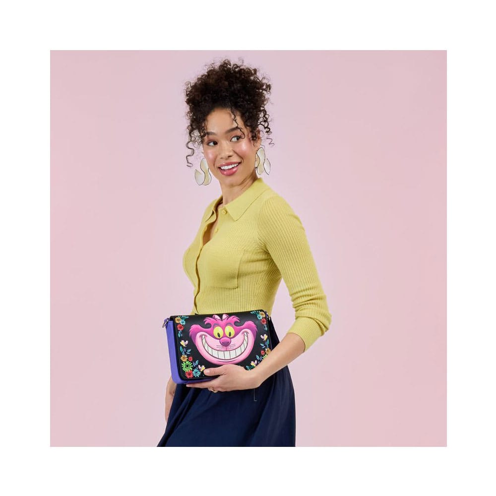 Vue latérale du sac Loungefly Alice Cheshire Cat, montrant l'épaisseur et la bandoulière