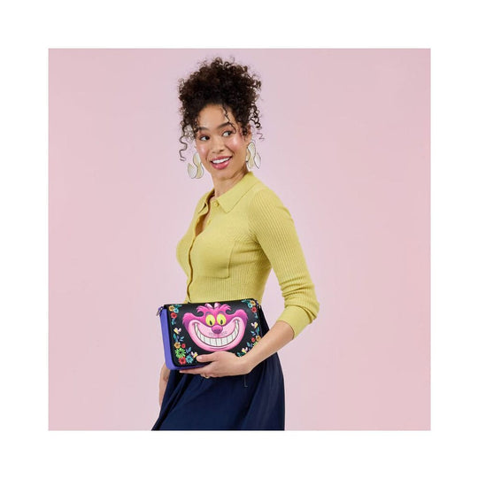 Vue latérale du sac Loungefly Alice Cheshire Cat, montrant l'épaisseur et la bandoulière