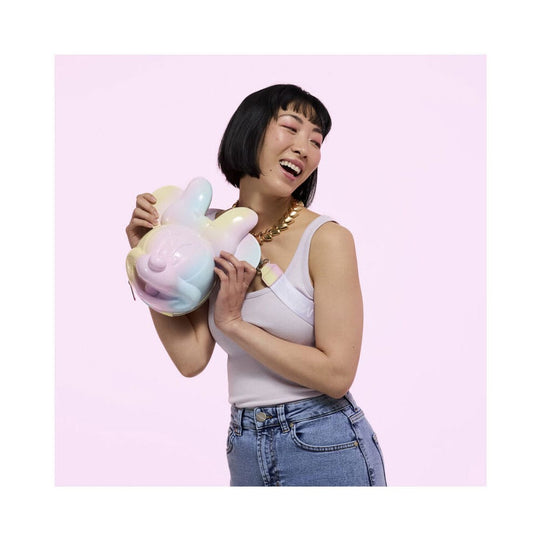 Vue latérale du sac Loungefly Minnie Mouse Tie Dye, montrant l'épaisseur