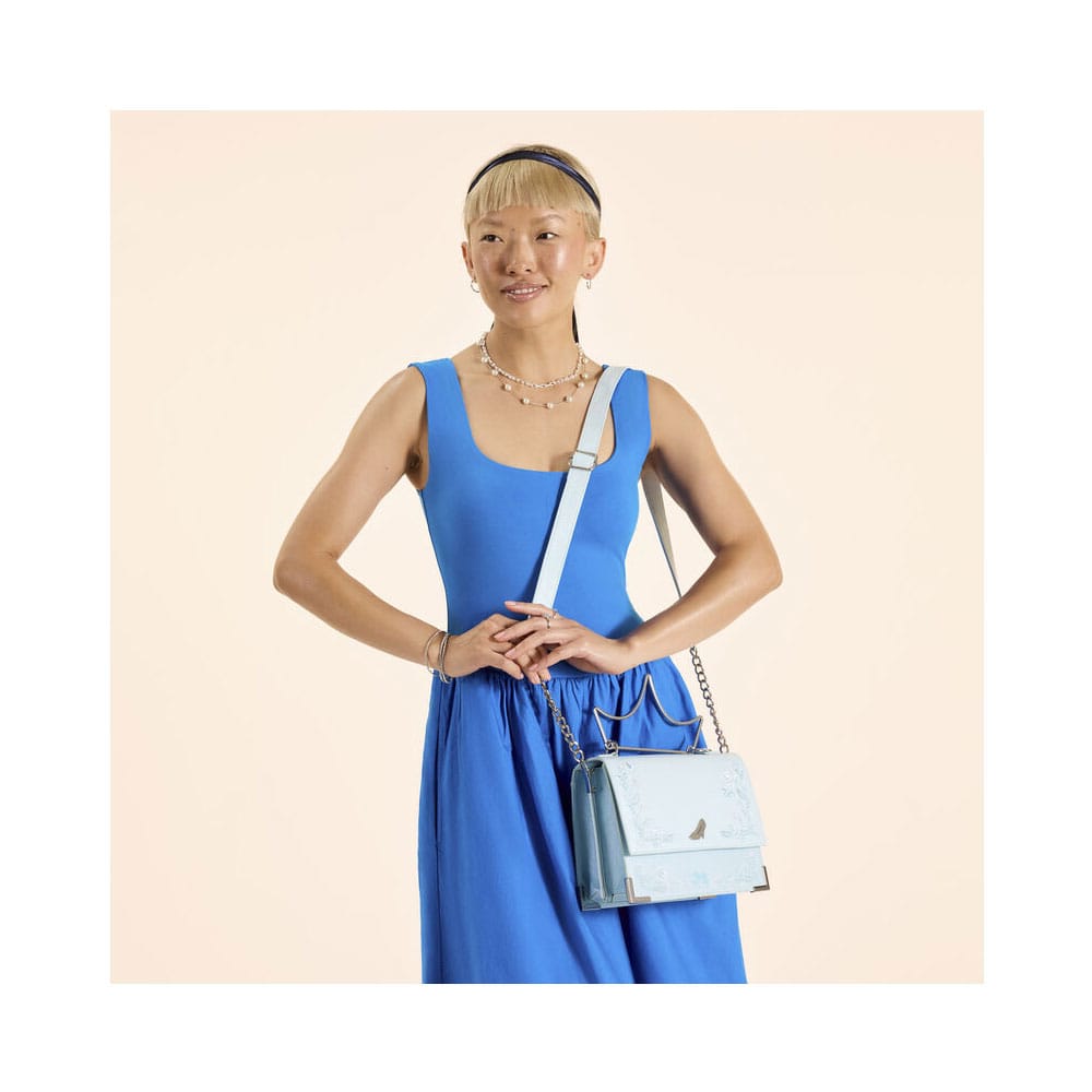 Sac Loungefly Cendrillon porté à l'épaule, style et dimensions réelles