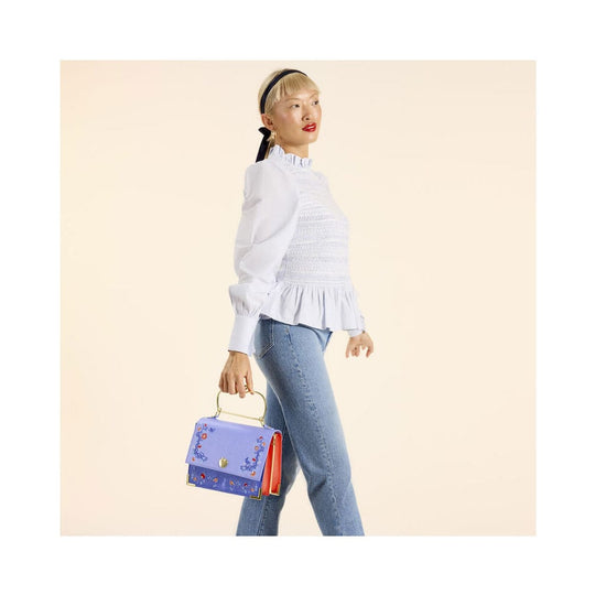 Gros plan sur le logo Loungefly et les détails du sac Blanche Neige