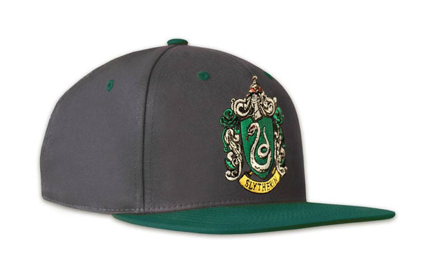 Casquette Snapback Harry Potter Serpentard Logoshirt vue de face, emblème brodé