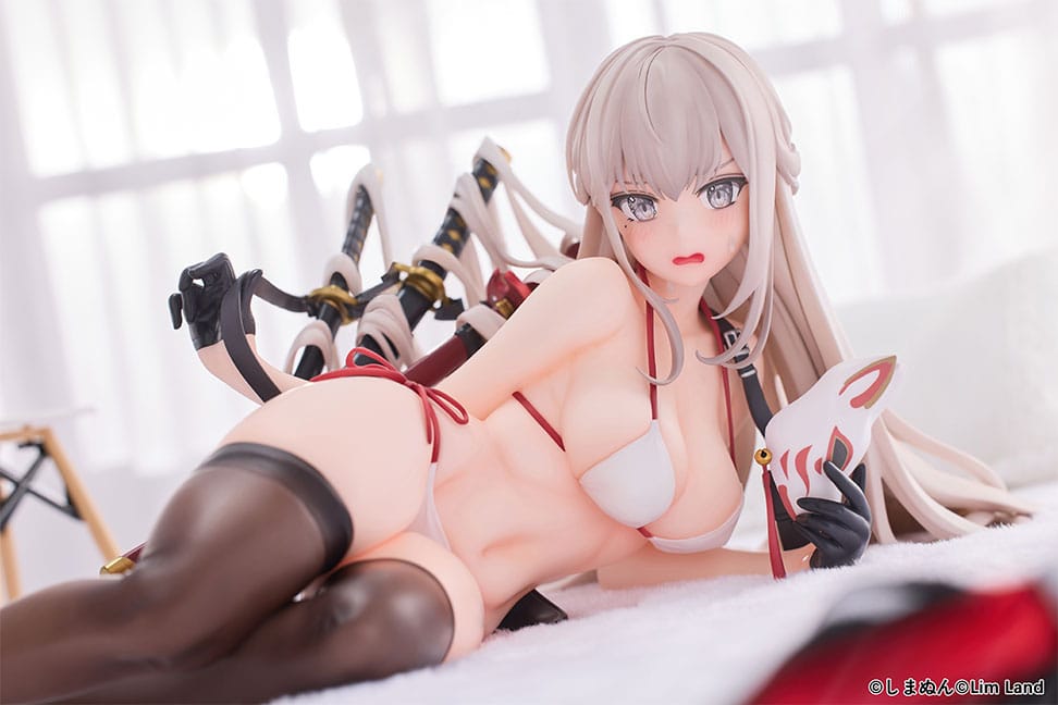 Figurine Kuzuko-Chan PVC 26 cm, vue latérale, montrant la texture des vêtements.