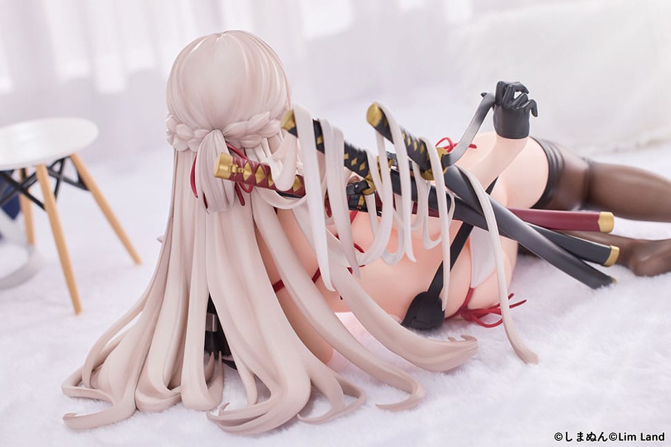 Gros plan sur les accessoires et la base de la figurine Kuzuko-Chan.