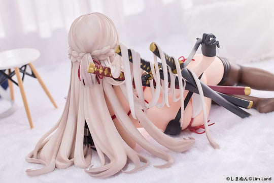 Gros plan sur les accessoires et la base de la figurine Kuzuko-Chan.