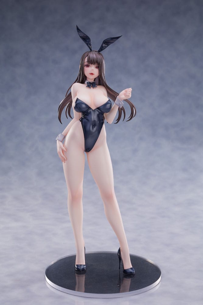 Gros plan sur les jambes et le socle de la statuette Bunny Girl