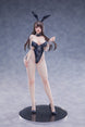Gros plan sur les jambes et le socle de la statuette Bunny Girl