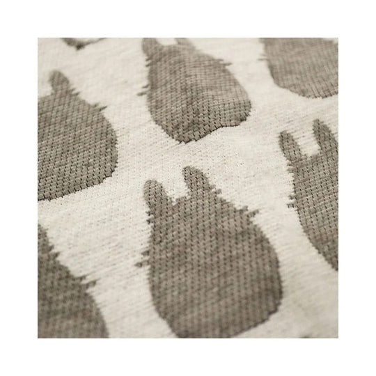 Gros plan sur la texture du tissu 100% polyester du set de table Totoro, mettant en évidence la qualité et la finesse du motif silhouette.