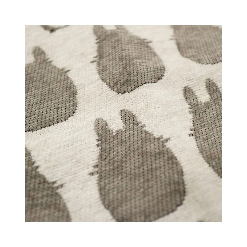 Gros plan sur la texture du tissu 100% polyester du set de table Totoro, mettant en évidence la qualité et la finesse du motif silhouette.