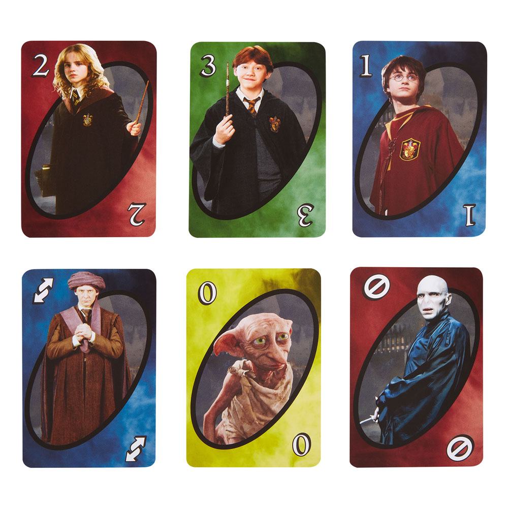 Exemple de jeu de cartes UNO Harry Potter en cours avec plusieurs cartes en main