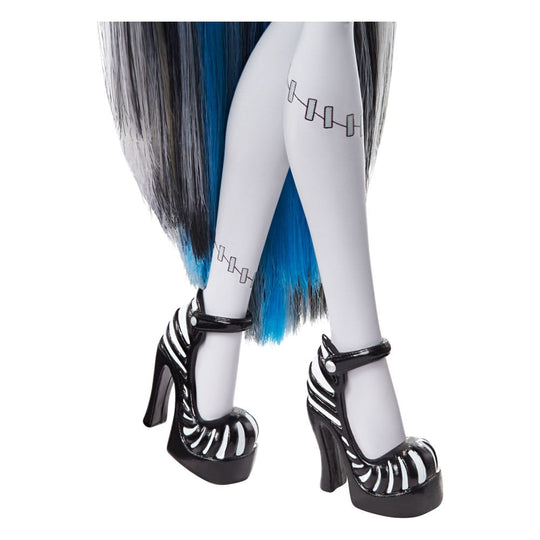 Vue d'ensemble de la poupée Frankie Stein Reel Drama posant, mettant en valeur sa tenue.