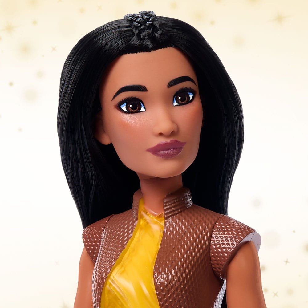 Poupée Raya 29 cm de Mattel, en action, montrant ses bottes et brassards.