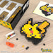 Détail du Pikachu Pixel Art MEGA, montrant la texture des briques