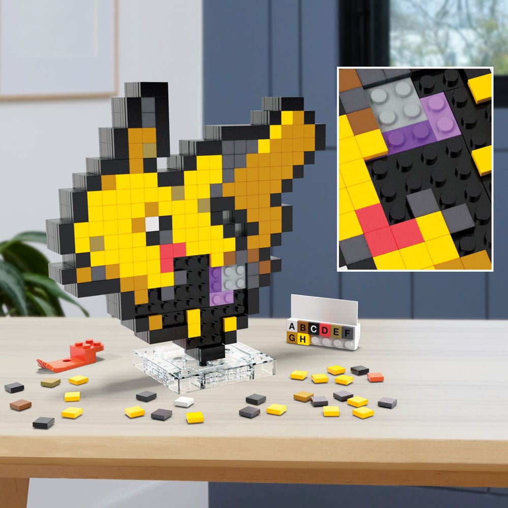 Pikachu Pixel Art MEGA Construx en cours d'assemblage, mains construisant