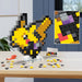 Pikachu Pixel Art MEGA Construx et un dresseur Pokémon en arrière-plan
