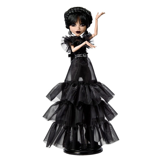Poupée Monster High x Wednesday Rave'n Wednesday Mattel en vue d'ensemble, robe gothique noire à volants.