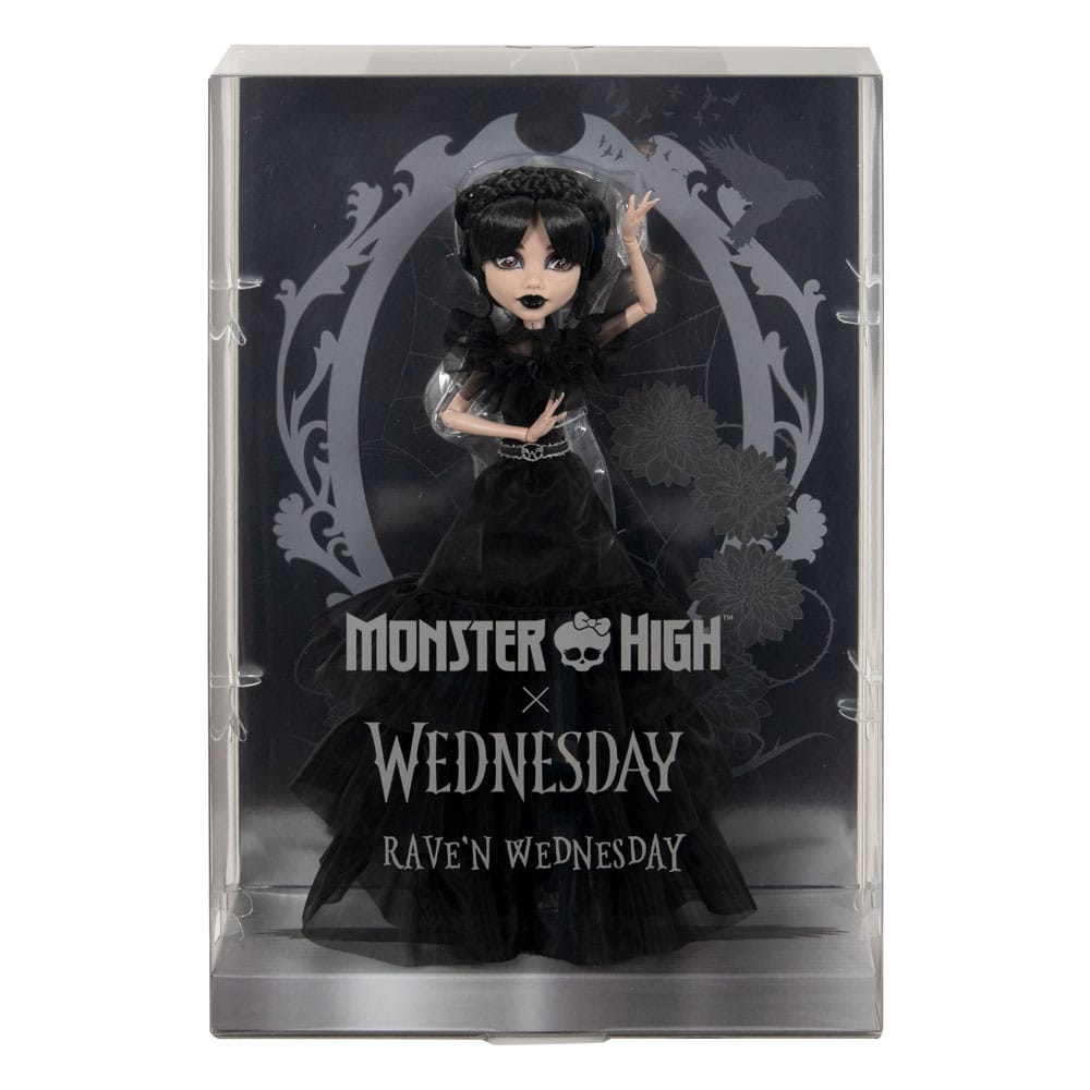 Poupée Mercredi Addams Rave'n Wednesday posant, montrant les détails de sa robe de bal gothique.
