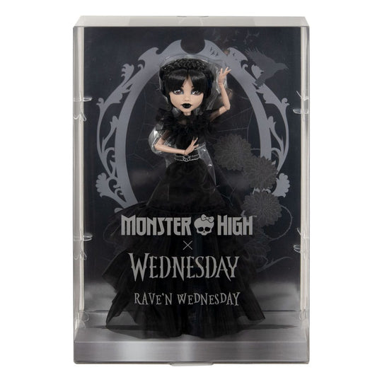 Poupée Mercredi Addams Rave'n Wednesday posant, montrant les détails de sa robe de bal gothique.
