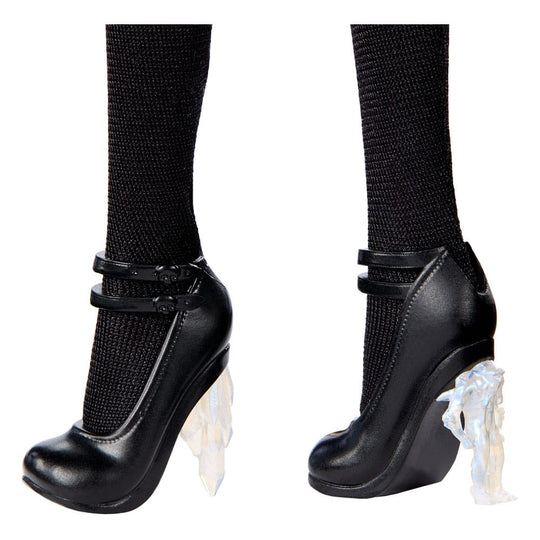 Poupée Mercredi Addams Rave'n Wednesday dans un décor inspiré de la série, prête à danser.