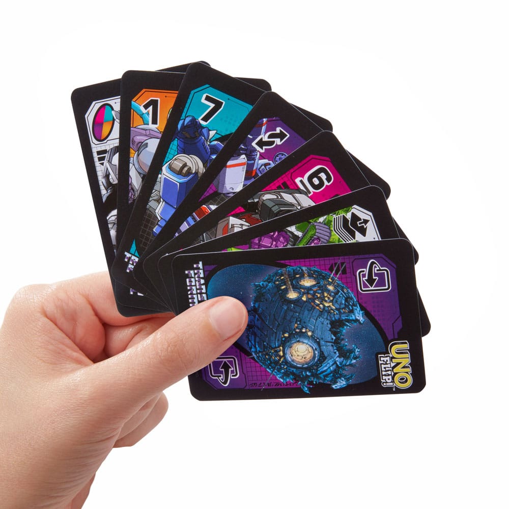 Famille jouant au jeu de cartes UNO Flip! Transformers, souriante et engagée.