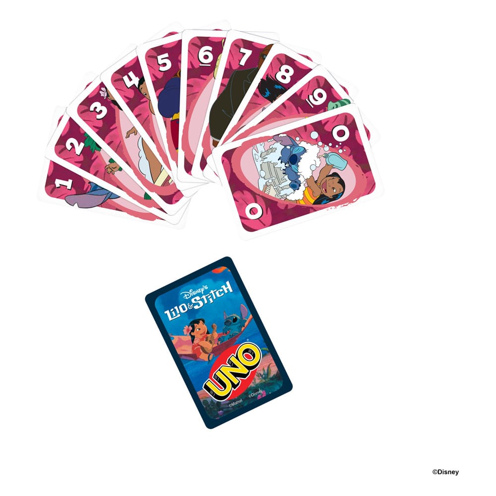 Enfants jouant au jeu de cartes UNO Lilo & Stitch en famille