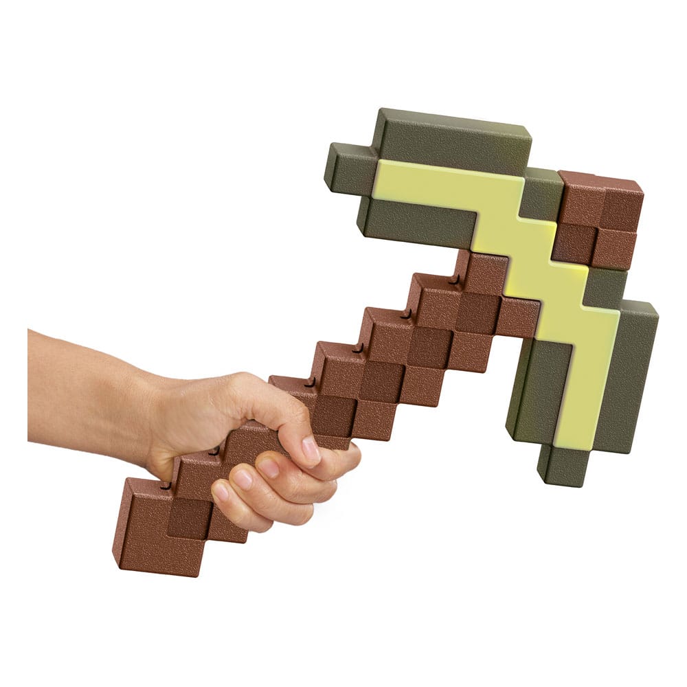Réplique de la Pioche en Or Minecraft Mattel en action, tenue par un enfant