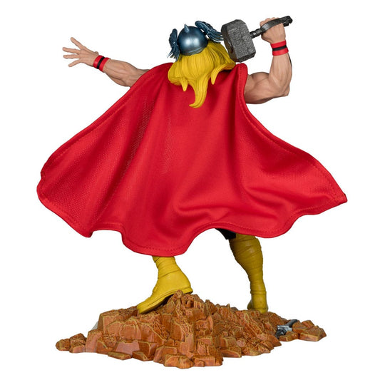 Vue arrière de la statuette Thor soulignant les détails de la cape et des cheveux